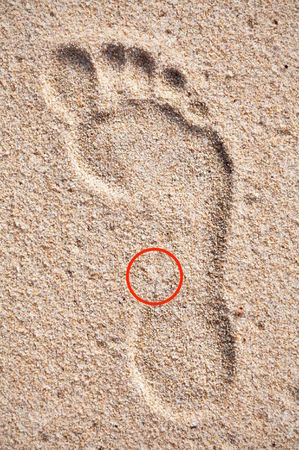 9573800-Single-footprint-on-sand-beach-Stock-Photo-foot.jpg